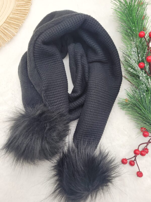 Szalik-zimowy-czarny-z-czarnymi-pomponami-scaled-1.jpg Szalik-zimowy-czarny-z-czarnymi-pomponami-scaled-1.jpg