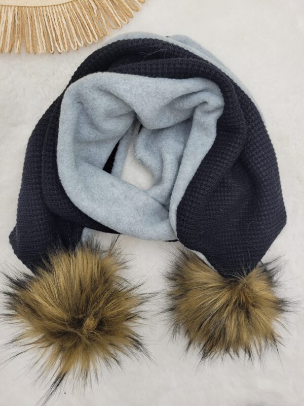 Szalik-zimowy-czarny-z-pomponami-miod-braz-scaled-1.jpg Szalik-zimowy-czarny-z-pomponami-miod-braz-scaled-1.jpg