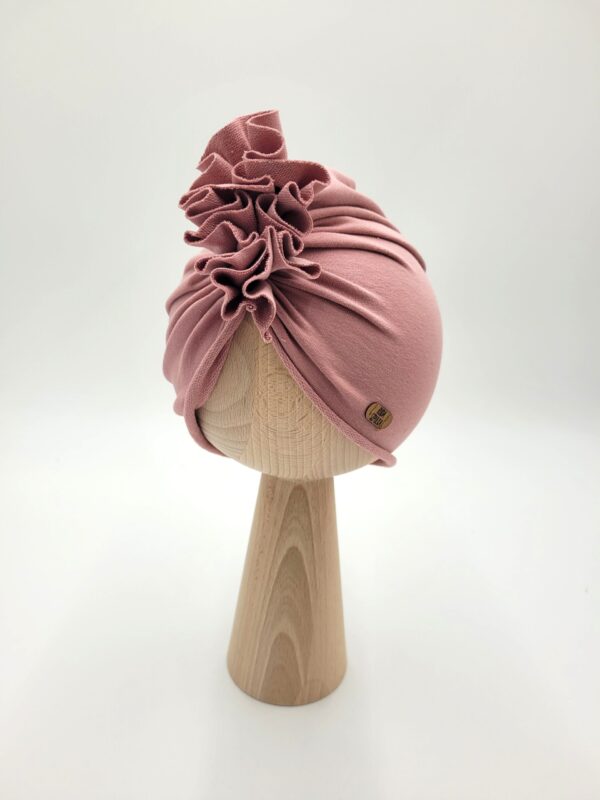 Turban-z-falbanka-brudny-roz-scaled-1.jpg Turban-z-falbanka-brudny-roz-scaled-1.jpg